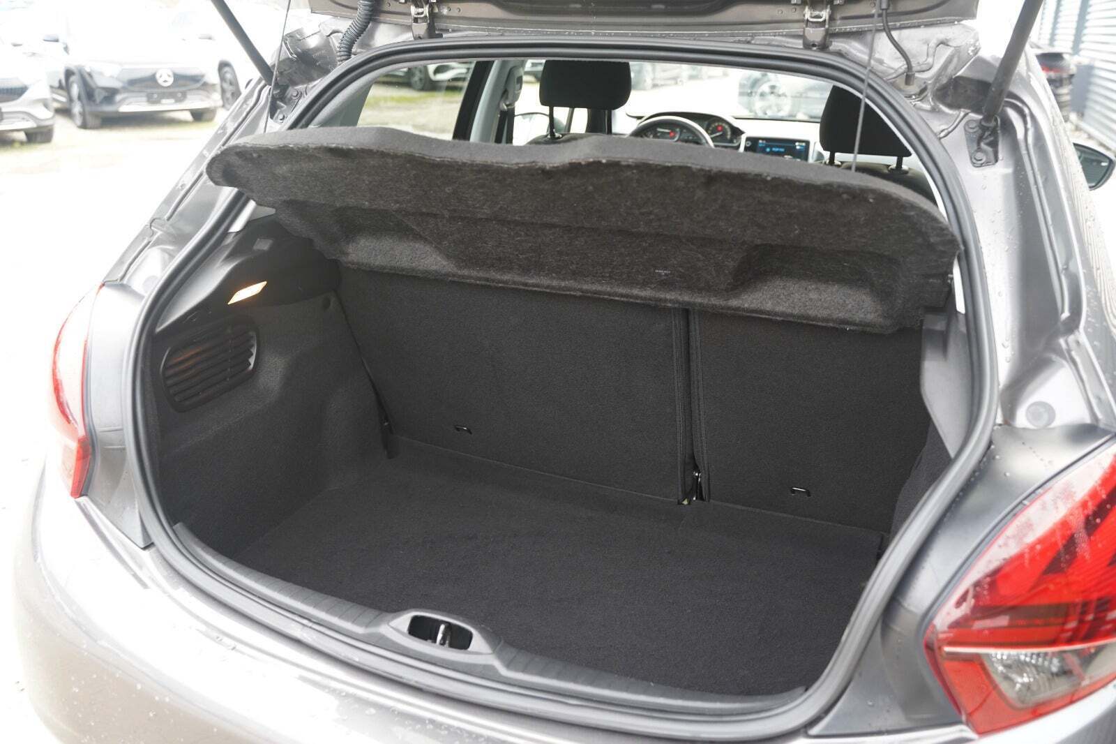 Grå Peugeot 208 fra 2019