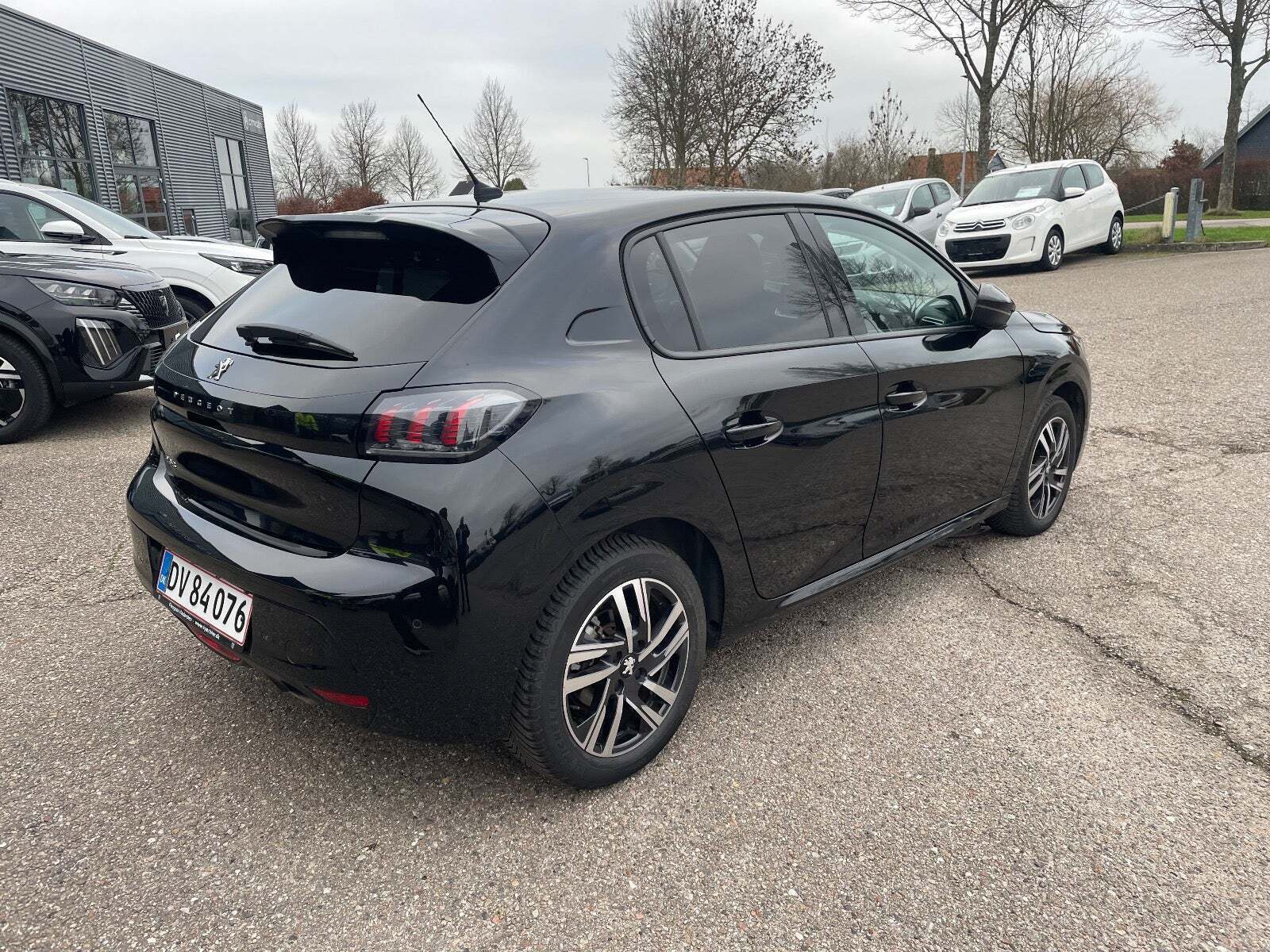 Sort Peugeot 208 fra 2023