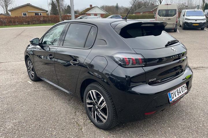 Sort Peugeot 208 fra 2023