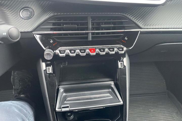 Sort Peugeot 208 fra 2023