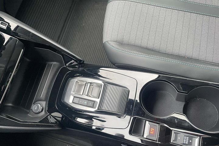 Sort Peugeot 208 fra 2023