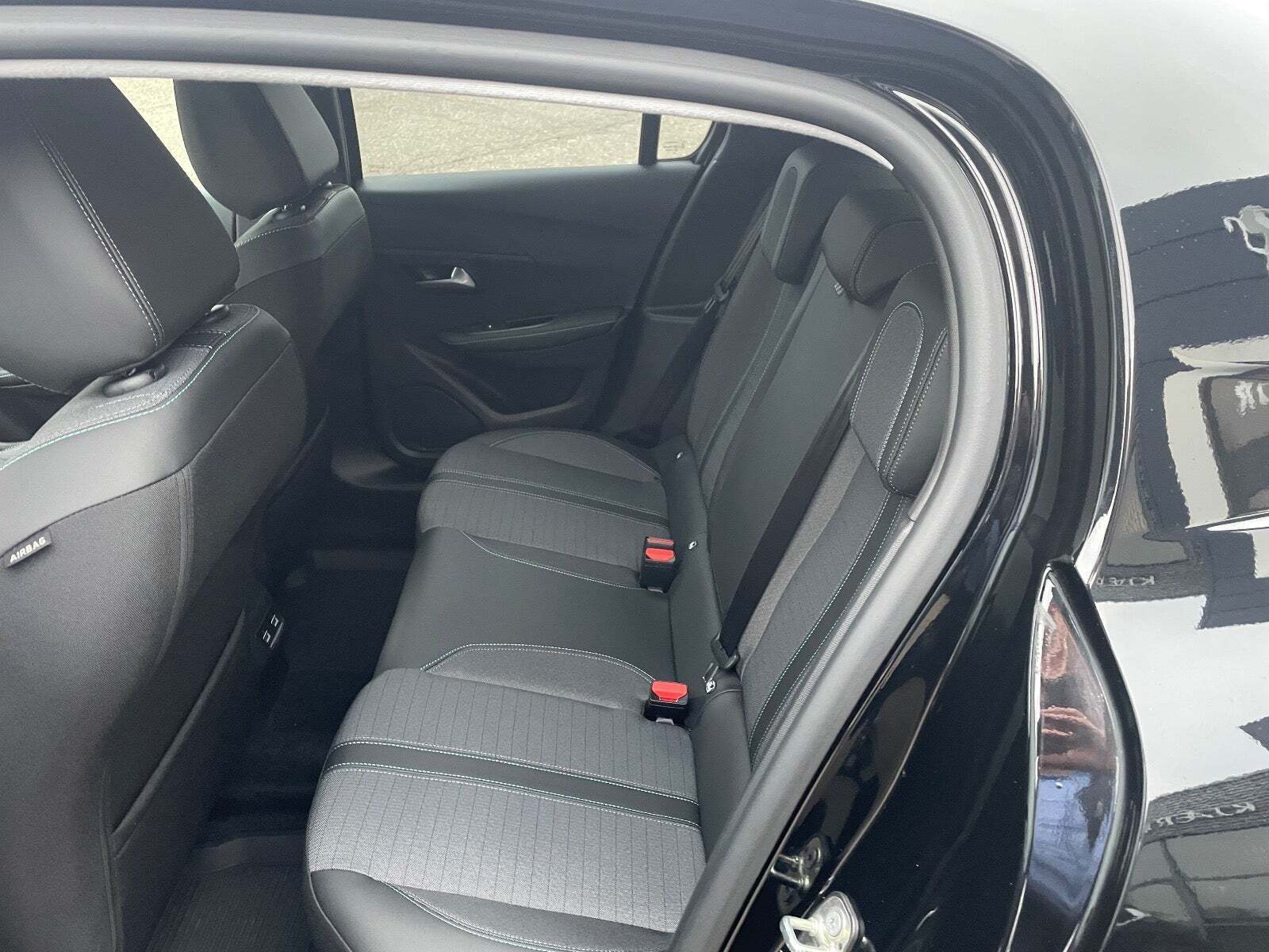 Sort Peugeot 208 fra 2023