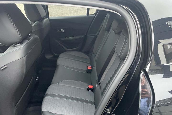 Sort Peugeot 208 fra 2023