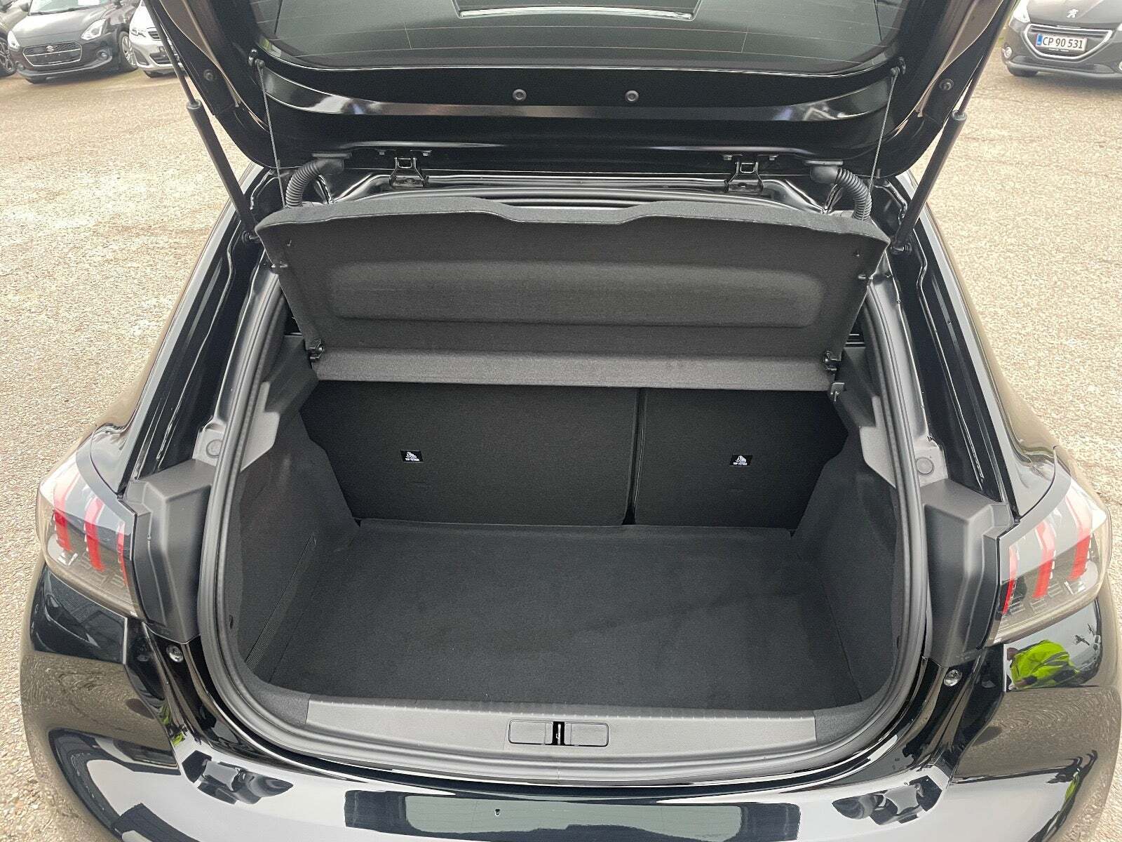 Sort Peugeot 208 fra 2023