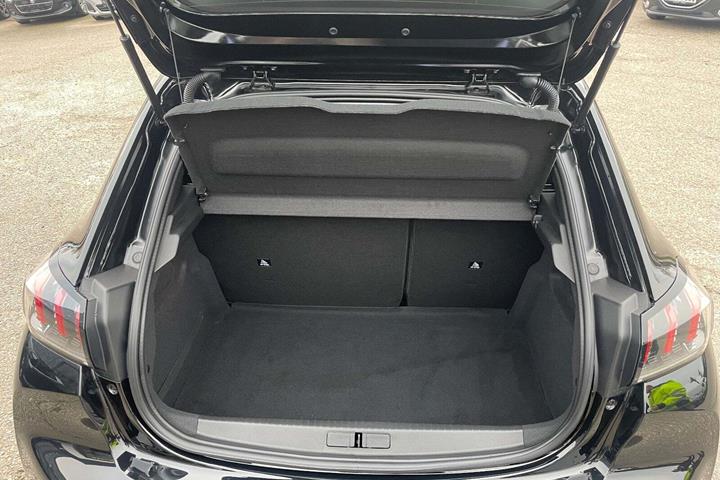 Sort Peugeot 208 fra 2023