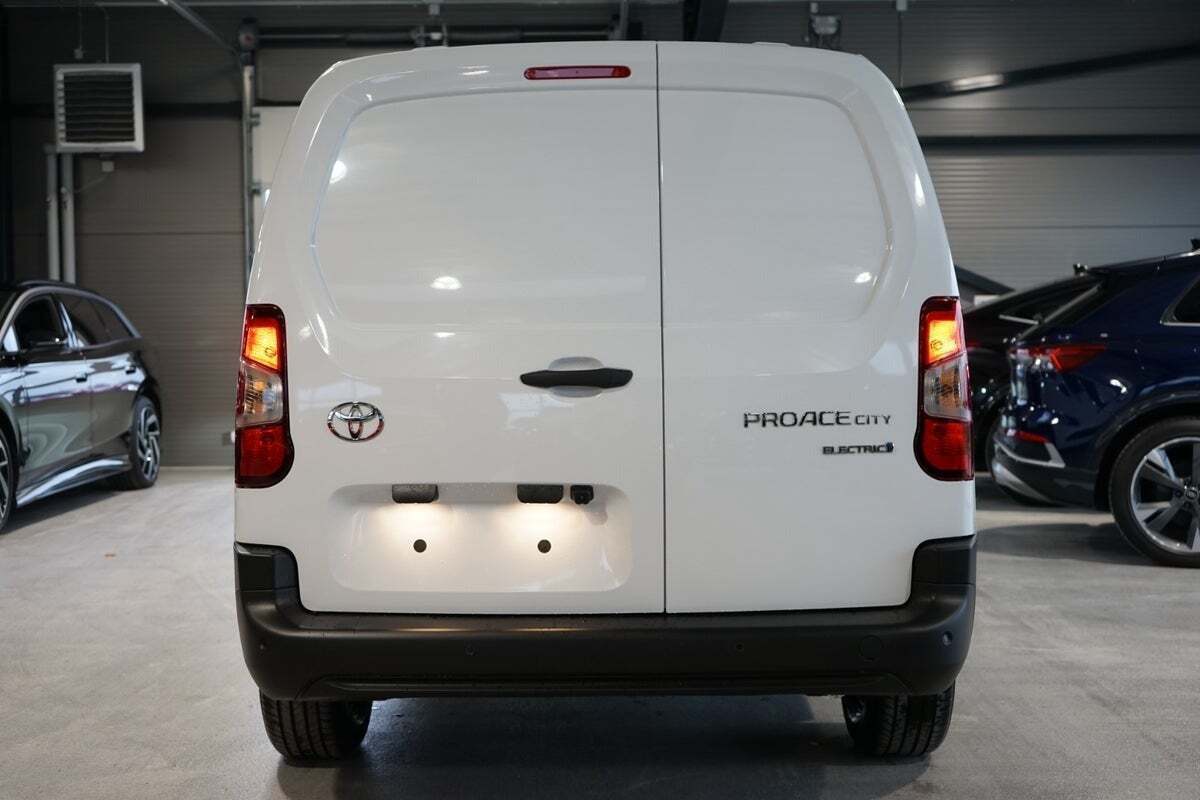 Hvid Toyota ProAce City fra 2025