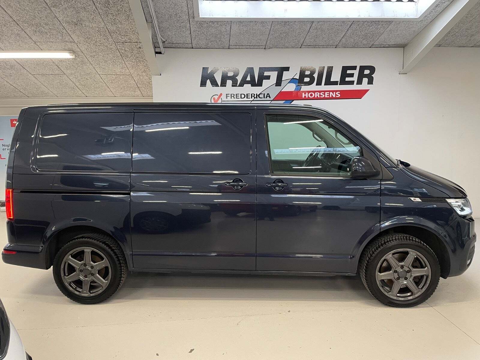 Blå VW Transporter fra 2020