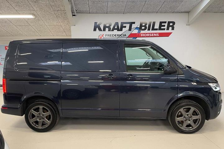 Blå VW Transporter fra 2020