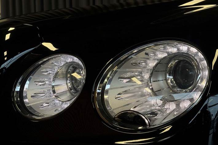 Sort Bentley Flying Spur fra 2015 set udefra