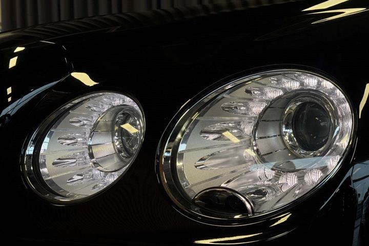 Sort Bentley Flying Spur fra 2015 set udefra