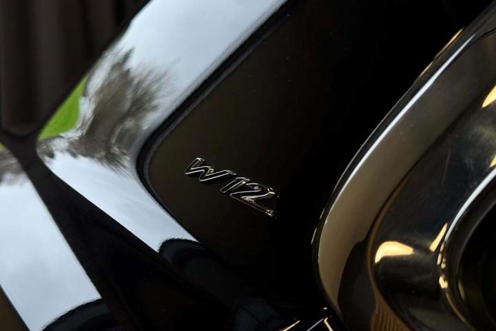 Sort Bentley Flying Spur fra 2015 set udefra