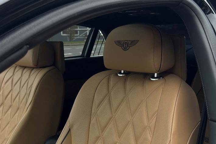 Sort Bentley Flying Spur fra 2015 set indefra