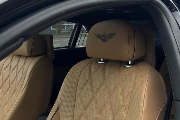 Sort Bentley Flying Spur fra 2015 set indefra