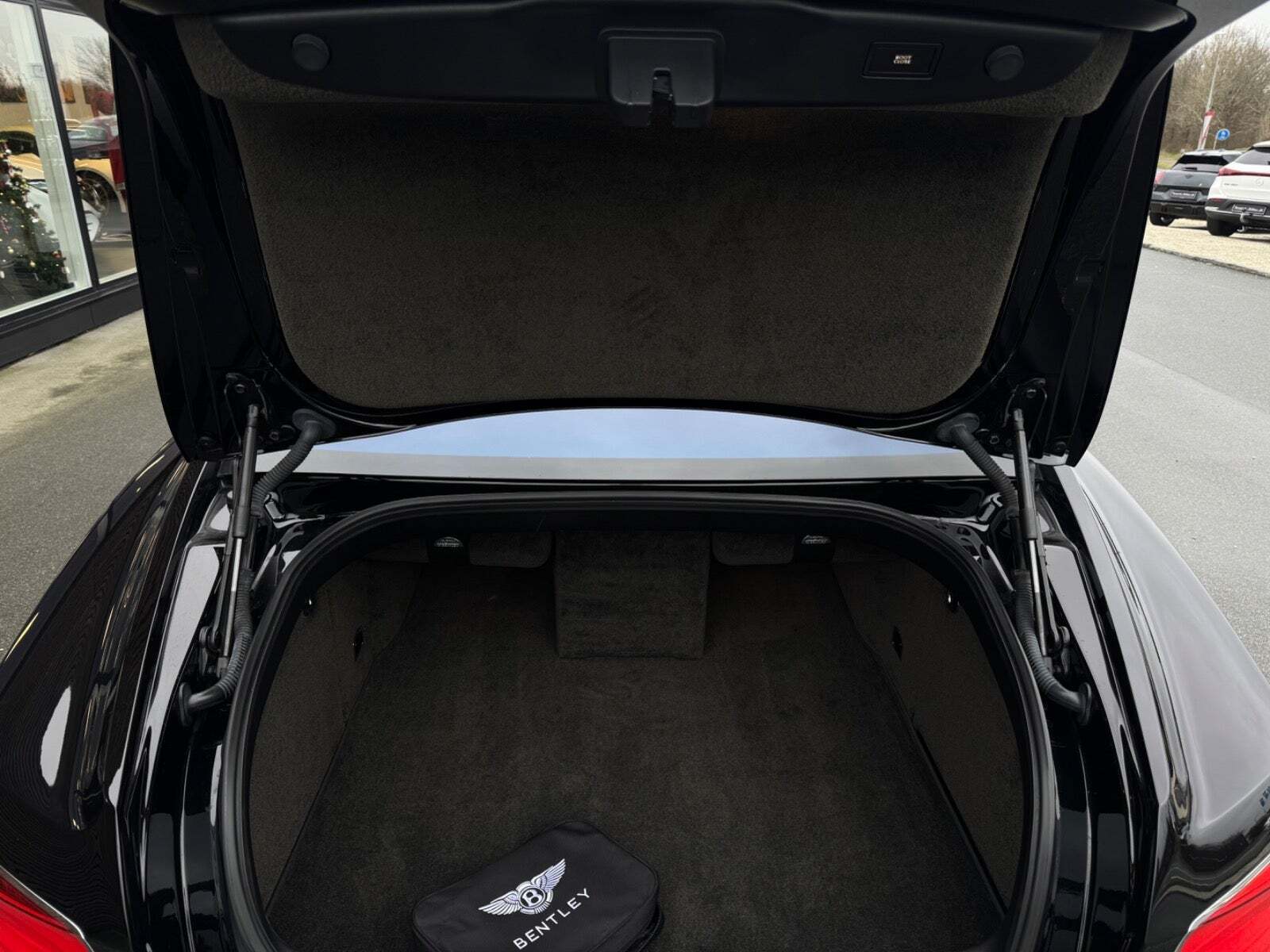 Sort Bentley Flying Spur fra 2015