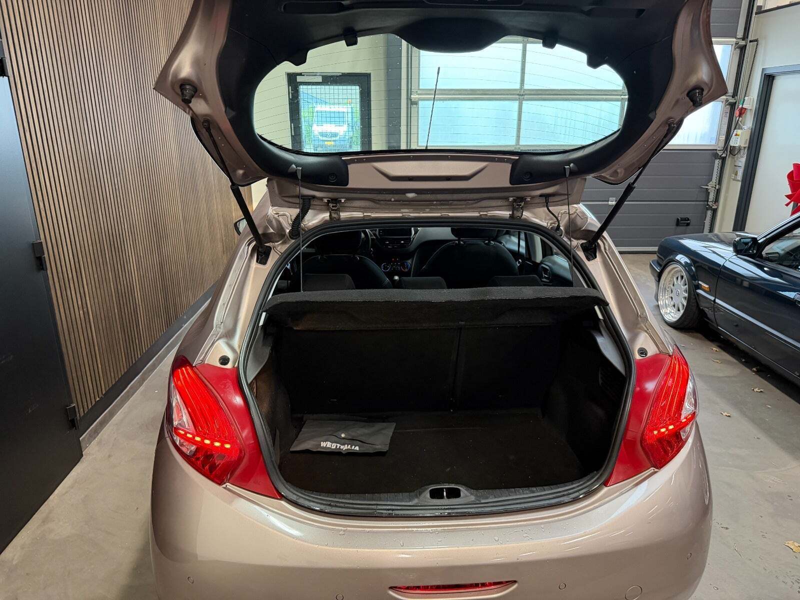 Grå Peugeot 208 fra 2013