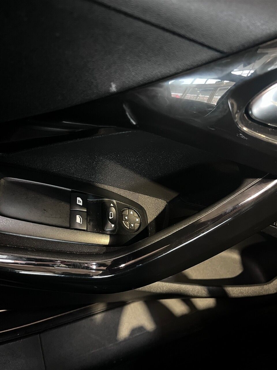 Grå Peugeot 208 fra 2015