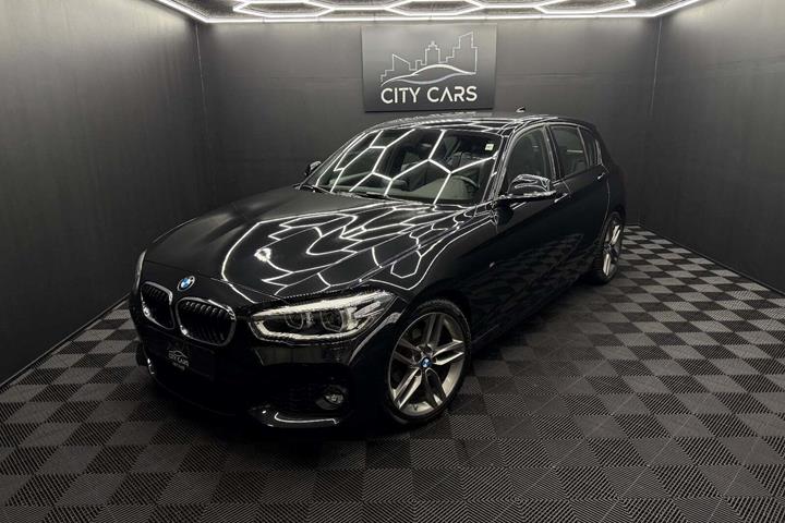 Sort BMW 118i fra 2019 set udefra