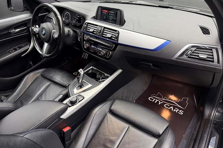 Sort BMW 118i fra 2019 set indefra