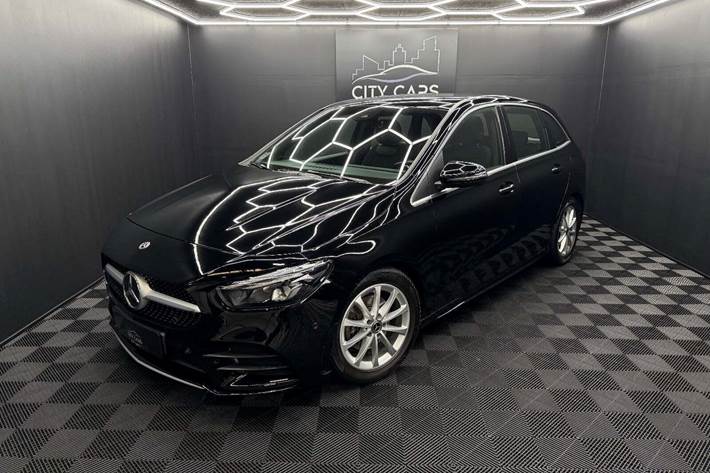 Sort Mercedes B200 fra 2020 set udefra