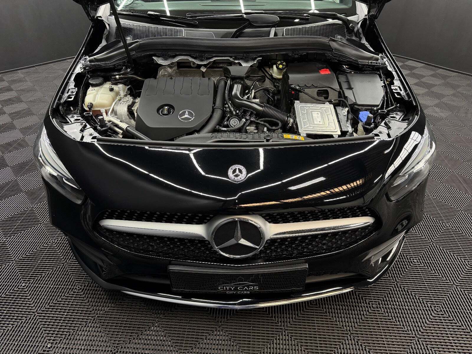 Sort Mercedes B200 fra 2020