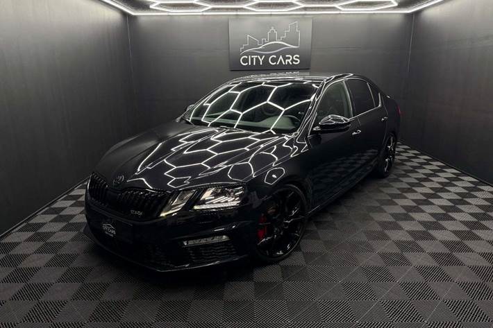 Sort Skoda Octavia fra 2018