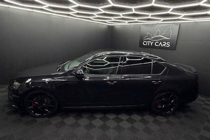 Sort Skoda Octavia fra 2018