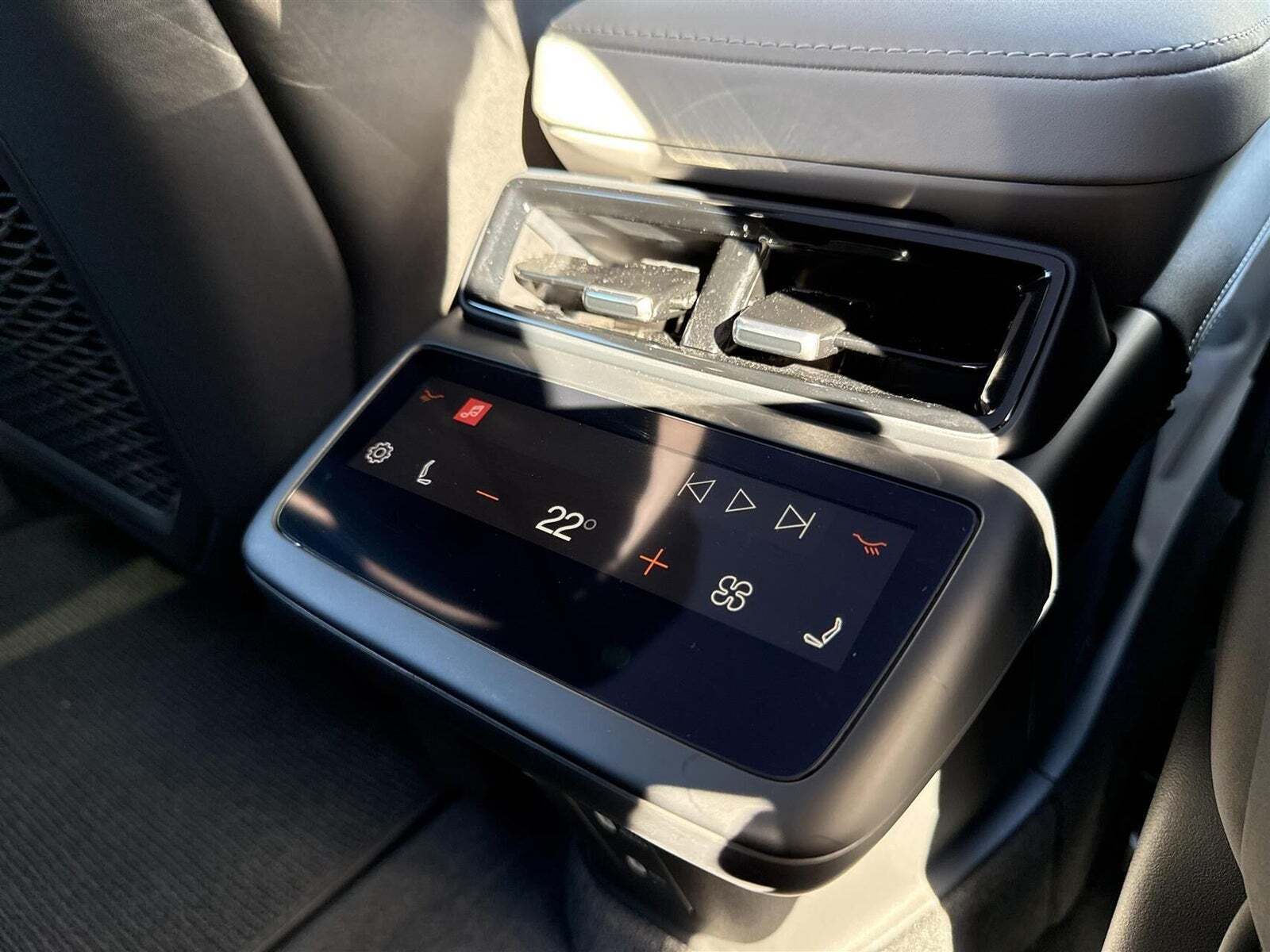 Beige Polestar 4 fra 2025