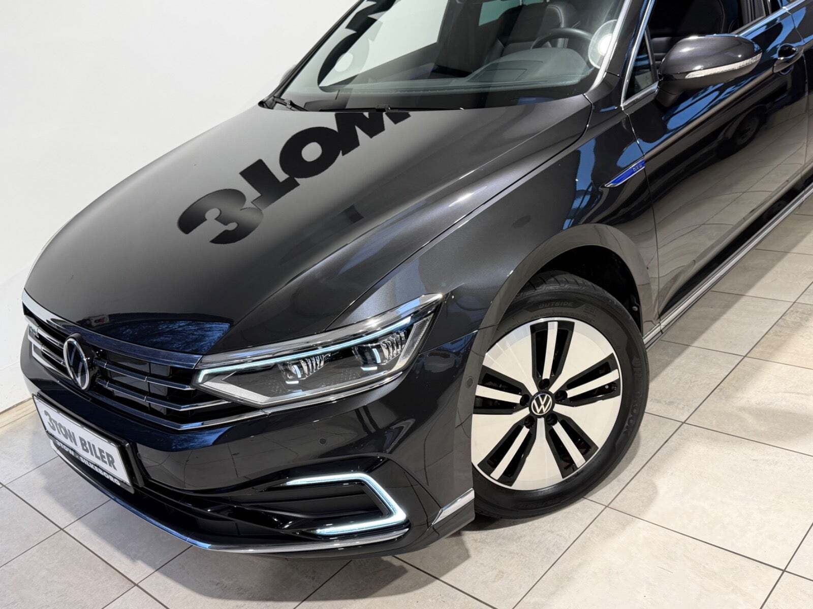 Grå VW Passat fra 2022