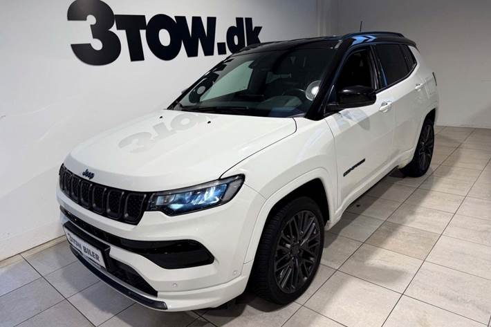 Hvid Jeep Compass fra 2022 set udefra