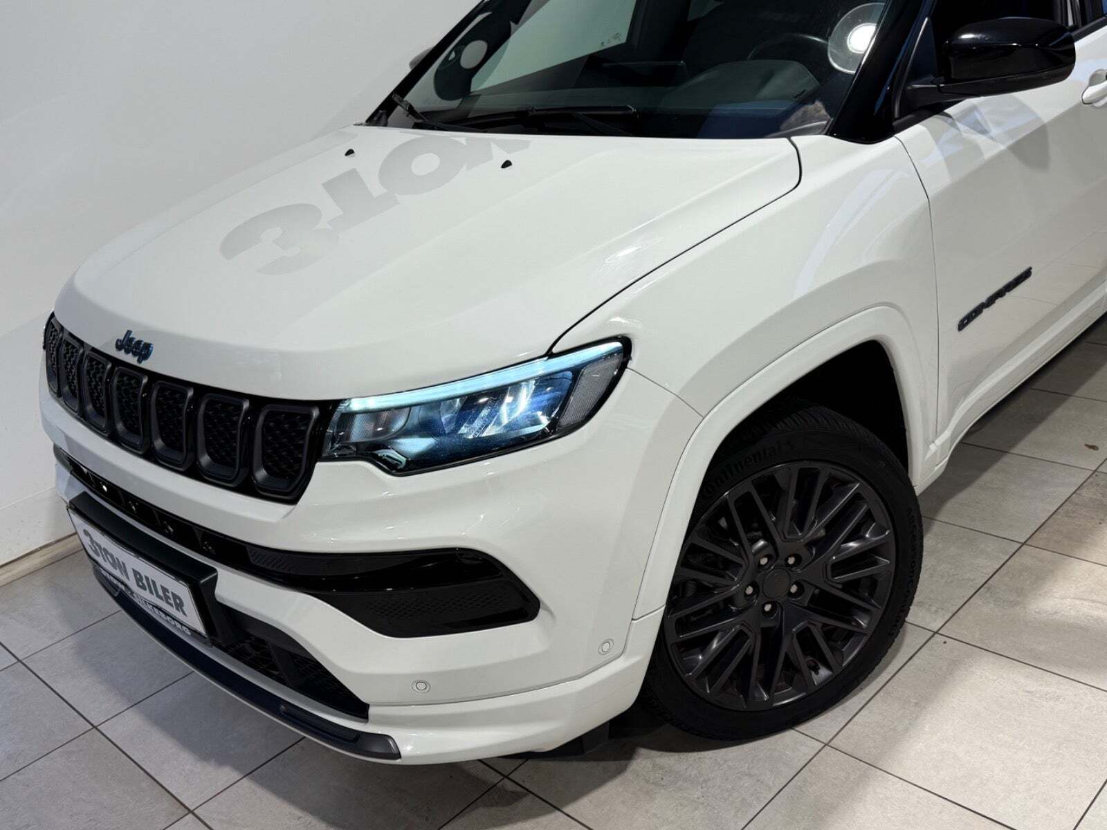Hvid Jeep Compass fra 2021