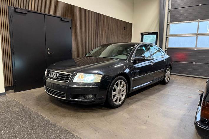 Grå Audi A8 fra 2003