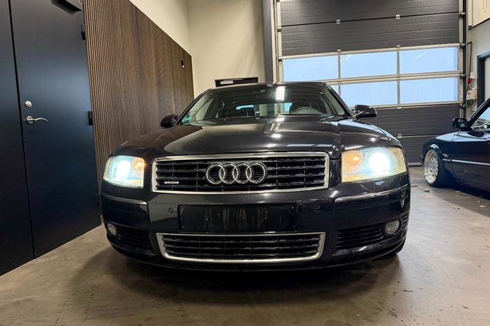 Grå Audi A8 fra 2003