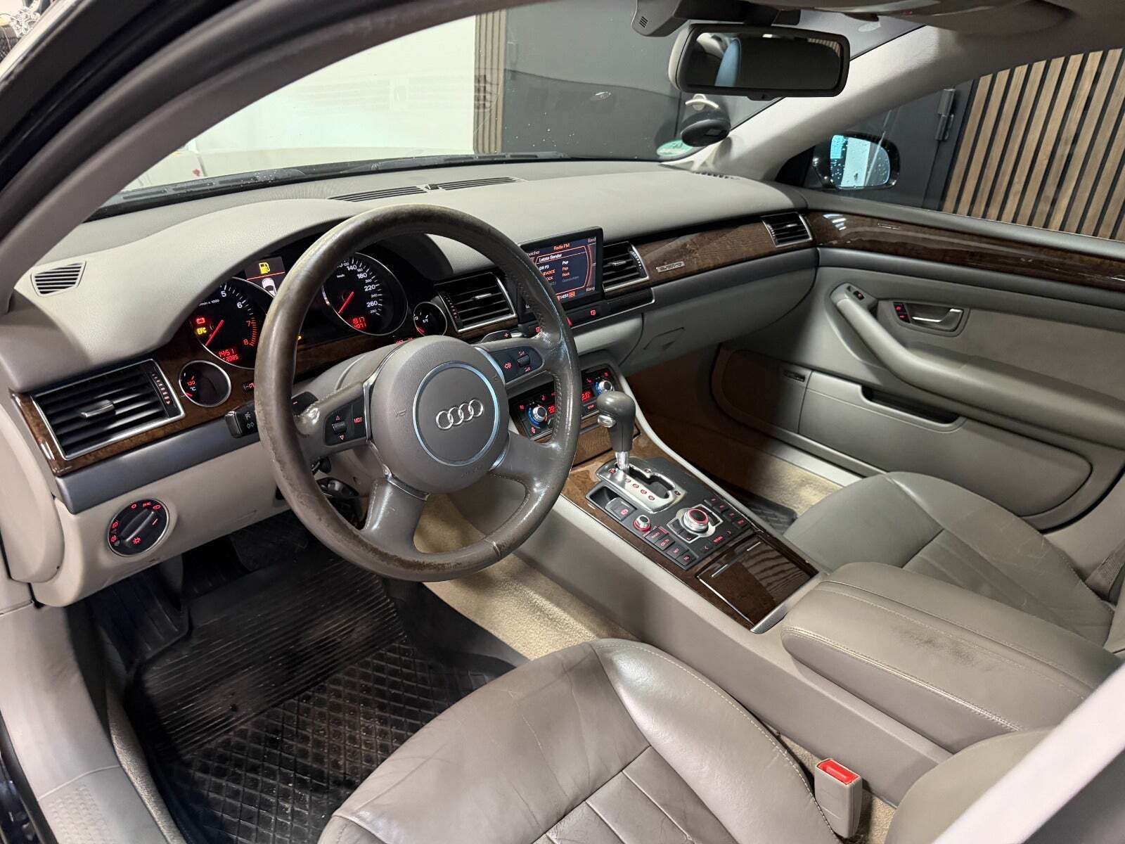 Audi A8 3,7 quattro Tiptr.