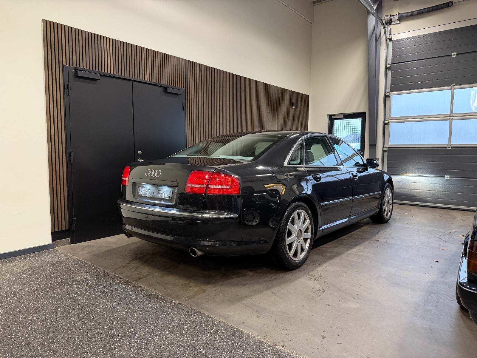 Grå Audi A8 fra 2003