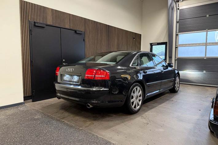 Grå Audi A8 fra 2003
