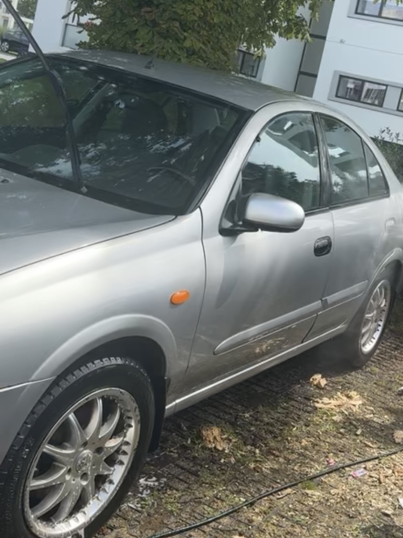 Grå Nissan Almera fra 2004