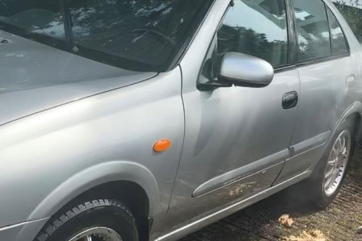 Grå Nissan Almera fra 2004