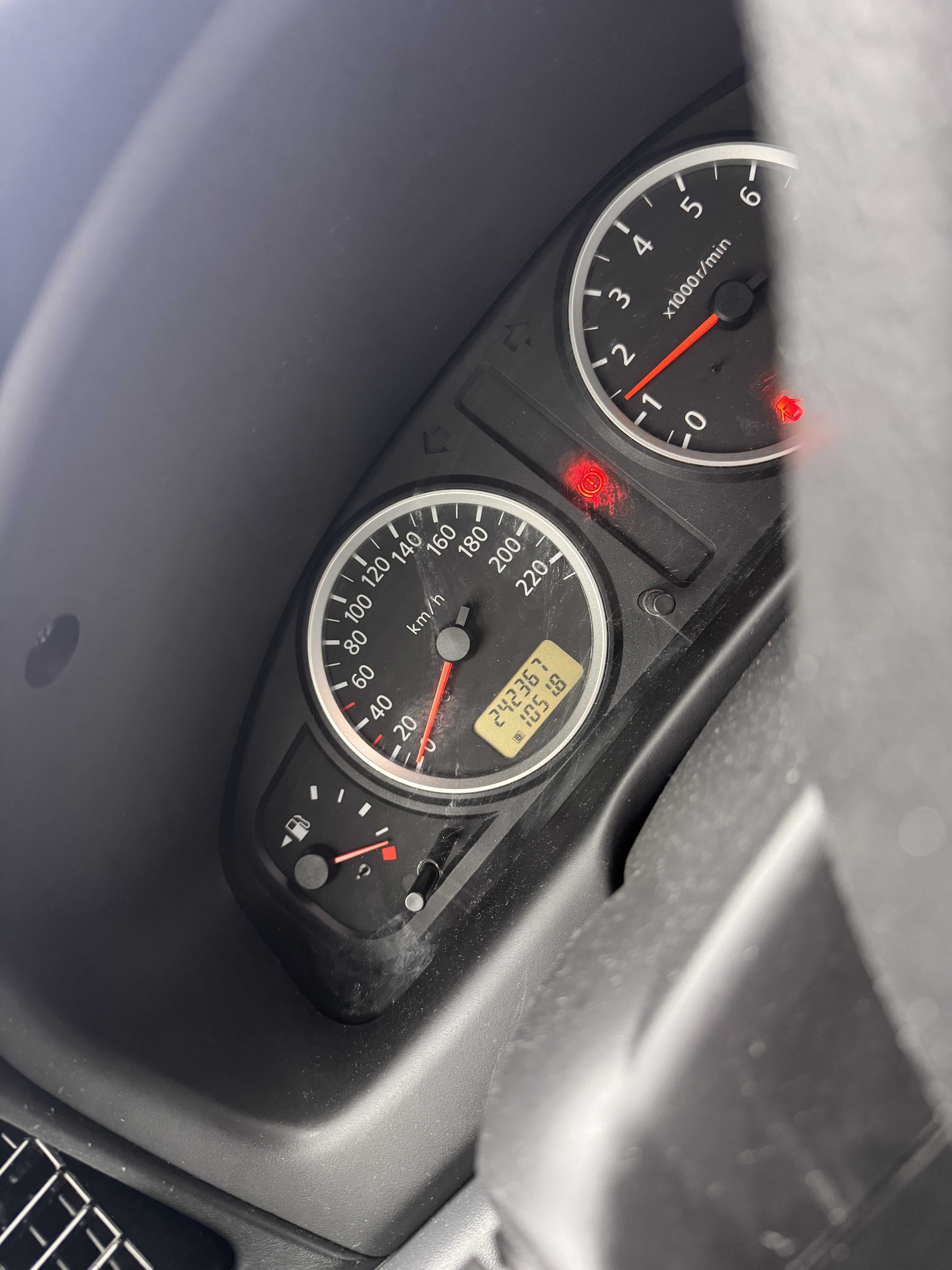 Grå Nissan Almera fra 2004