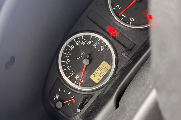 Grå Nissan Almera fra 2004
