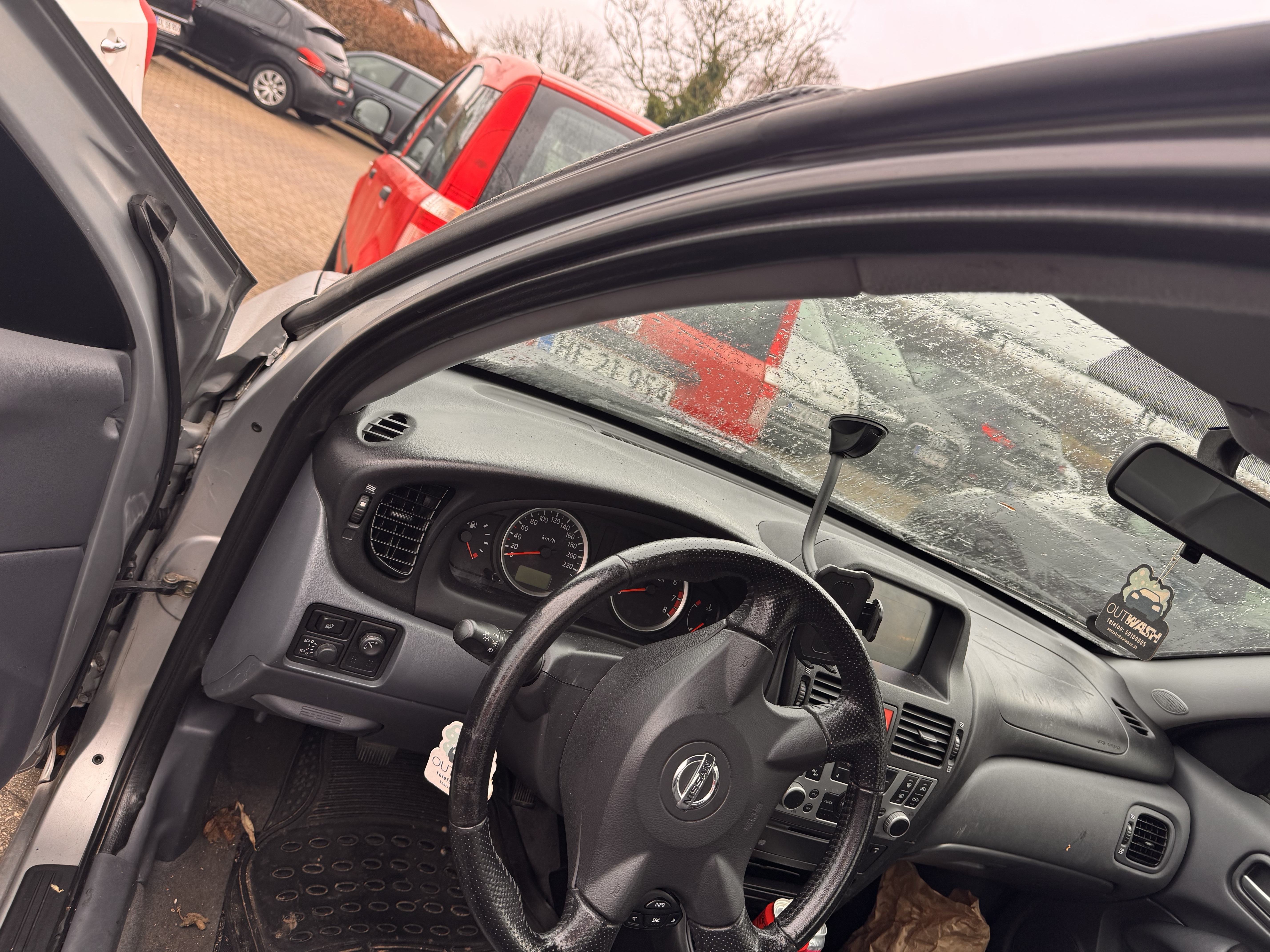 Grå Nissan Almera fra 2004