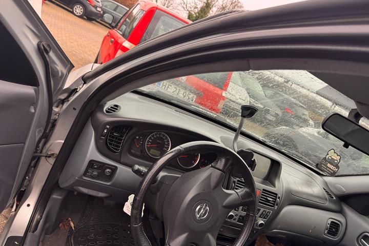 Grå Nissan Almera fra 2004