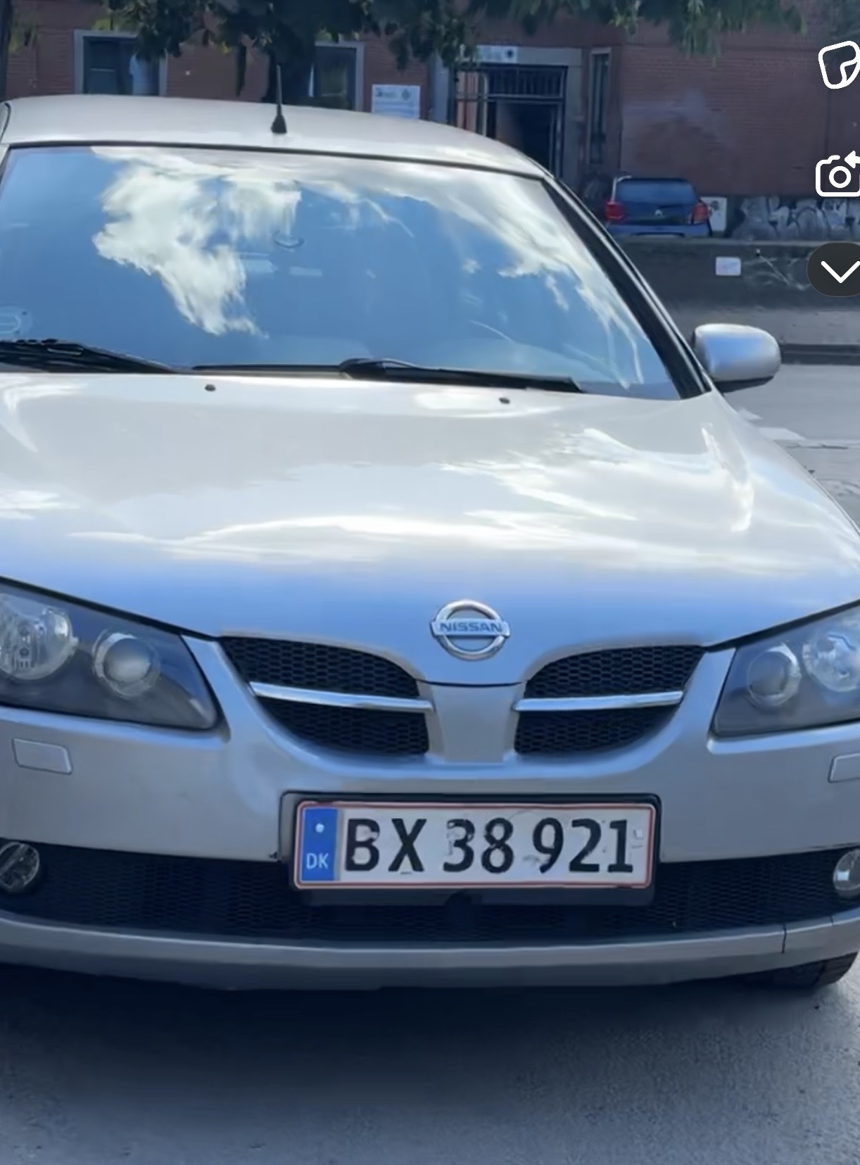 Grå Nissan Almera fra 2004