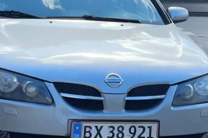 Grå Nissan Almera fra 2004