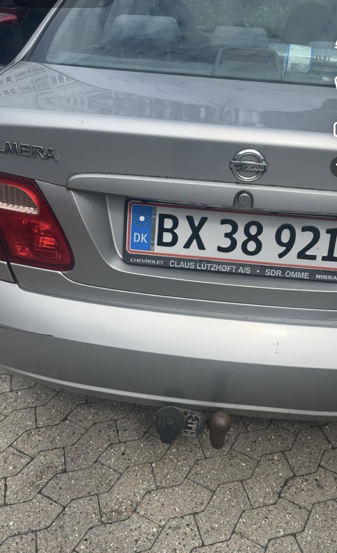 Grå Nissan Almera fra 2004