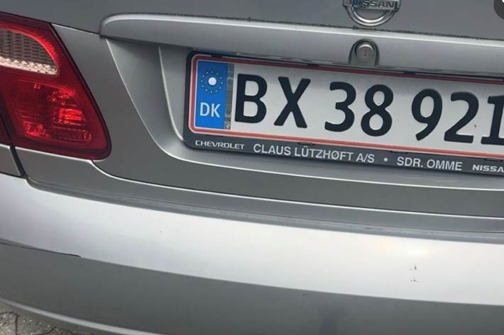 Grå Nissan Almera fra 2004