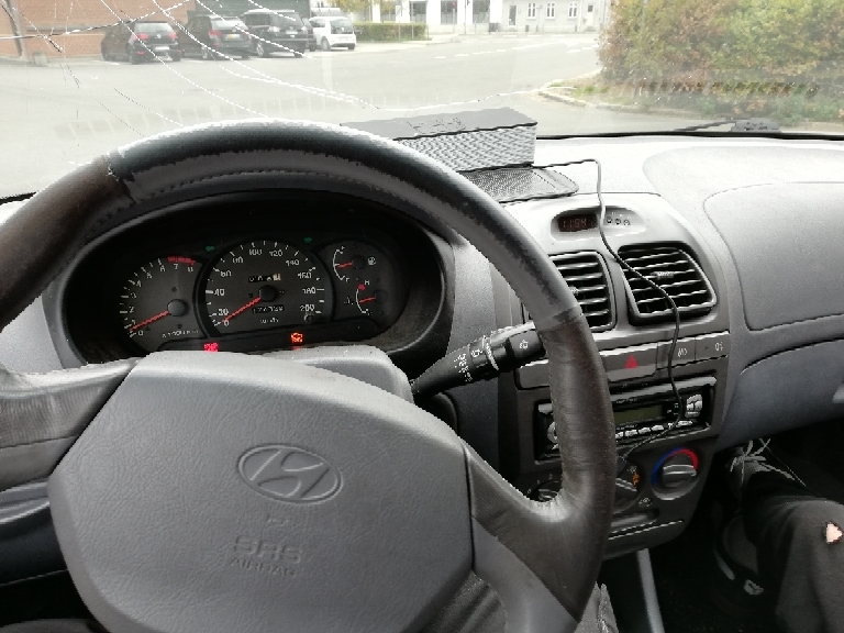 Grå Hyundai Accent fra 2001