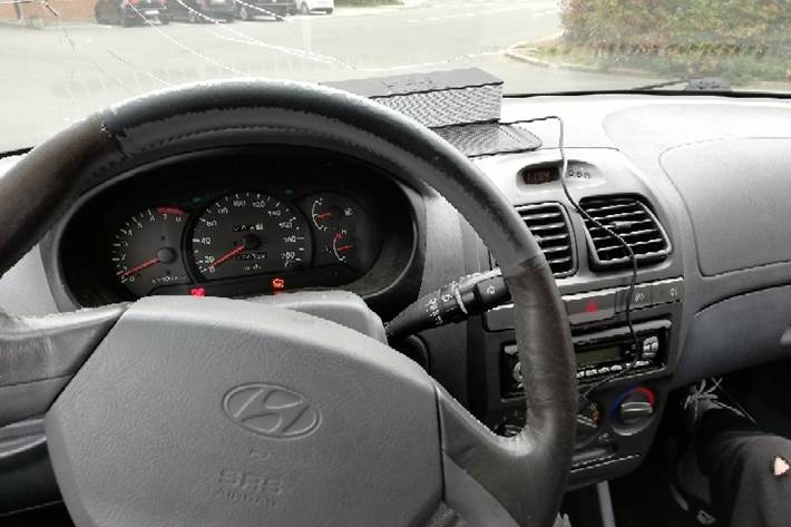 Grå Hyundai Accent fra 2001