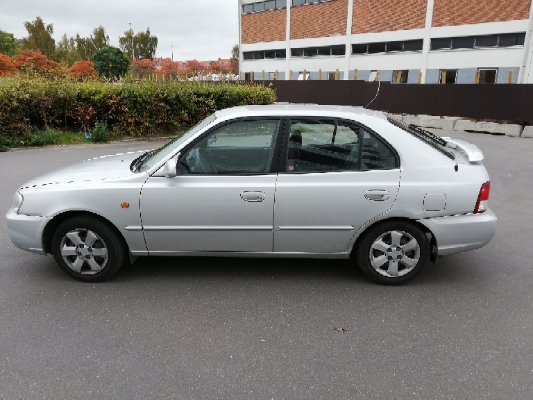 Grå Hyundai Accent fra 2001