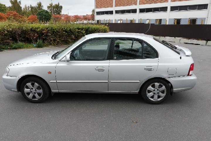 Grå Hyundai Accent fra 2001
