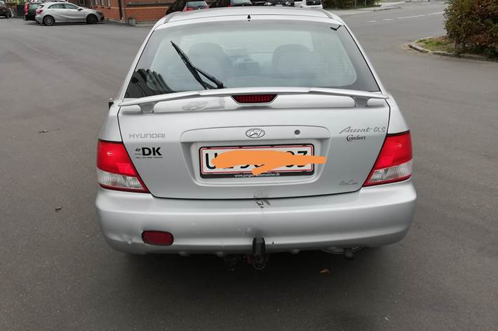 Grå Hyundai Accent fra 2001